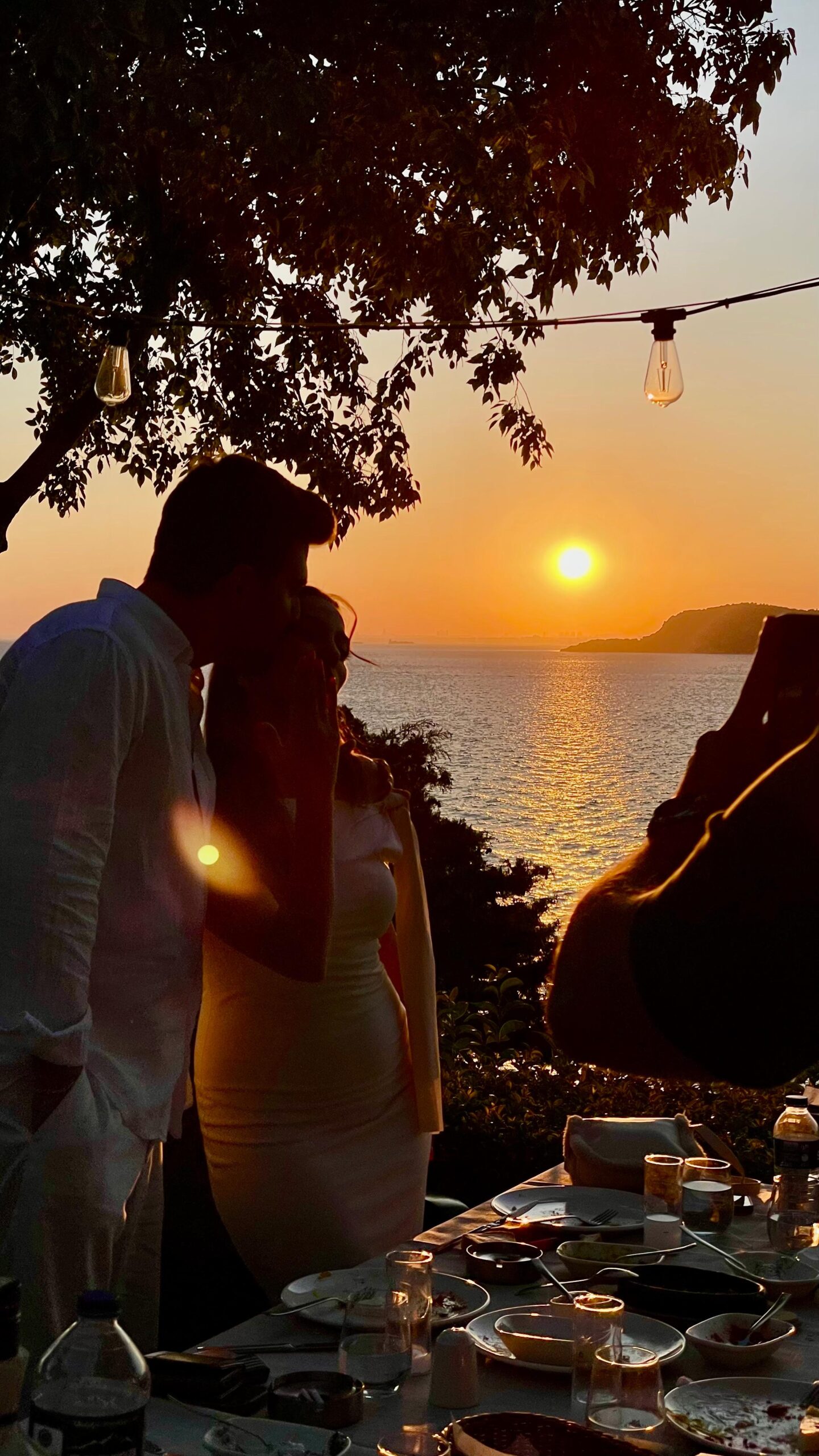 Heybeliada Değirmen Restaurant'ta deniz manzaralı gün batımı eşliğinde romantik bir evlilik teklifi masası.